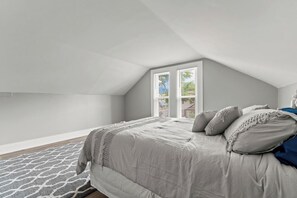 2 bedrooms, iron/ironing board, free WiFi, bed sheets - 2BR Pet-Friendly Vacation Rental | Comfortable & Spacious (Fort Wayne)