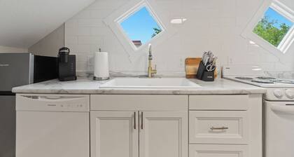 Cozy 1BR Apartment | Pets Welcome, Central Location