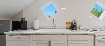 Cozy 1BR Apartment | Pets Welcome, Central Location