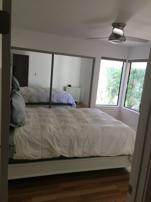 2 عدّة غرف نوم ومكواة/لوح كي وخدمة الإنترنت وملاءات أسرّة