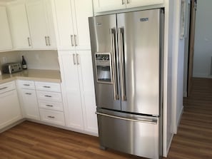 Microwave, oven, stovetop, dishwasher - RANCHO LAS PALMAS RESORT-FAIRWAY VIEWS, LIGHT OPEN FLOOR PLAN UNIT, SOUTH FACING (Rancho Mirage)