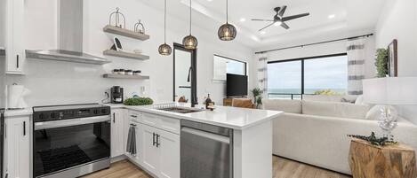 Frigorífic, microones, forn i placa de cuina