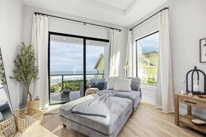 TV connectée, cheminée, livres