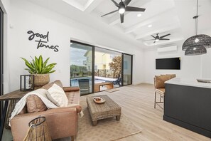 تلفزيون ذكي، مدفأة، كُتُب