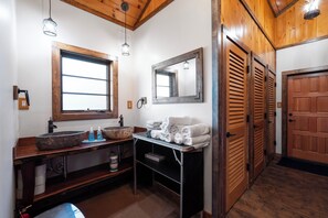 Regadera, secadora de cabello, toallas