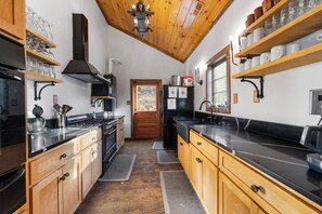 冰箱、微波炉、烤箱、炉灶