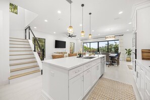 冷蔵庫、電子レンジ、オーブン、コンロ