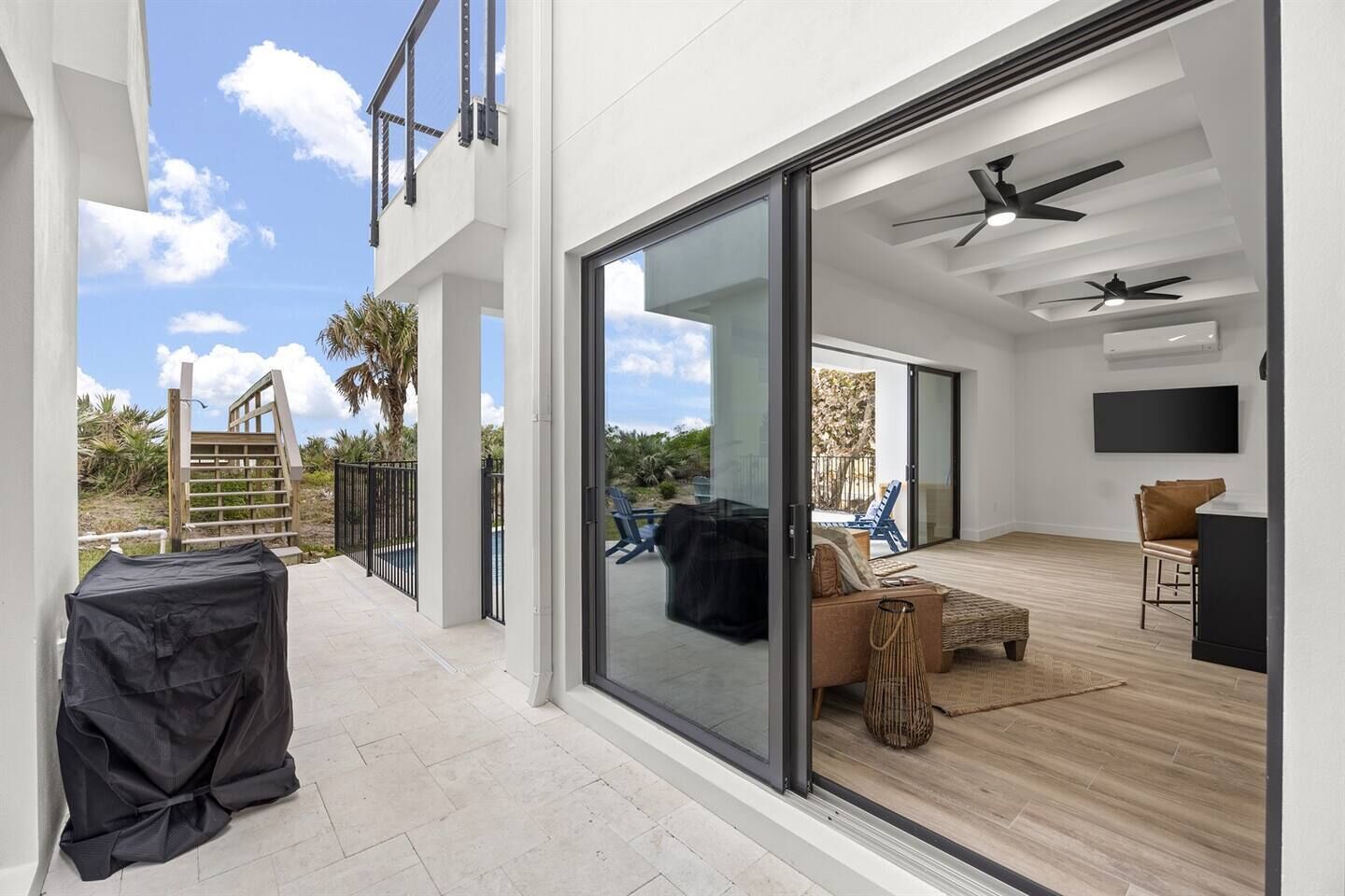 Smart-tv, een open haard en boeken