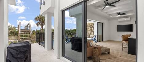 Smart-TV, Kamin, Bücher