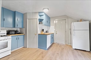 Fridge, oven, stovetop, dishwasher