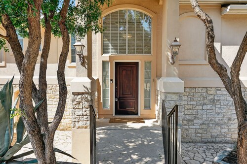Lakeview Luxury with Panoramic views/game room