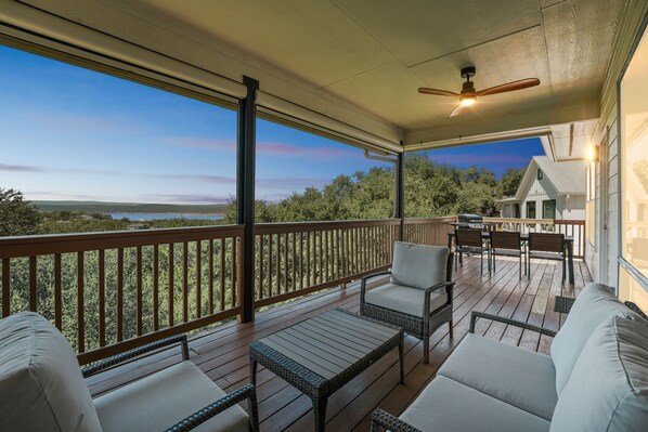 Property grounds - Lakeview Luxury with Panoramic views/game room (Lago Vista)