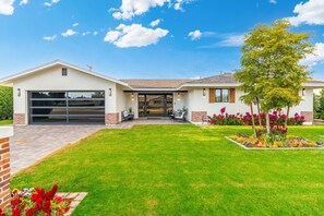 Exterior - Aquarium Floor, Pool & Jacuzzi - Walk to Old Town (Scottsdale)