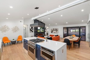 Interior - Aquarium Floor, Pool & Jacuzzi - Walk to Old Town (Scottsdale)