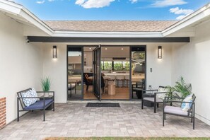 Outdoor dining - Aquarium Floor, Pool & Jacuzzi - Walk to Old Town (Scottsdale)