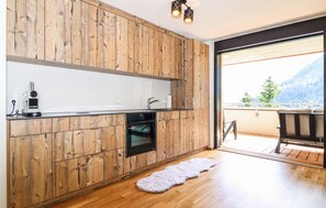 Fridge, oven, dishwasher, coffee/tea maker