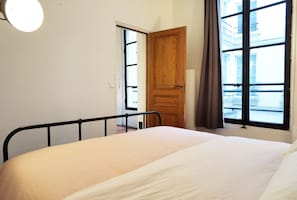 Iron/ironing board, WiFi, bed sheets