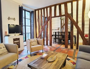 TV - 3 bdrs/ Le Marais style APT/3 mns to République (Paris)