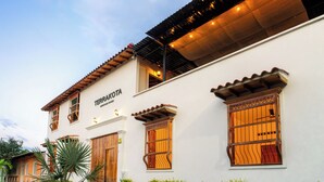 Un edificio blanco con el letrero "TERRAKOTA" y una puerta de madera.