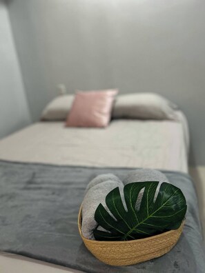 1 dormitorio, tabla de planchar con plancha, wifi y ropa de cama