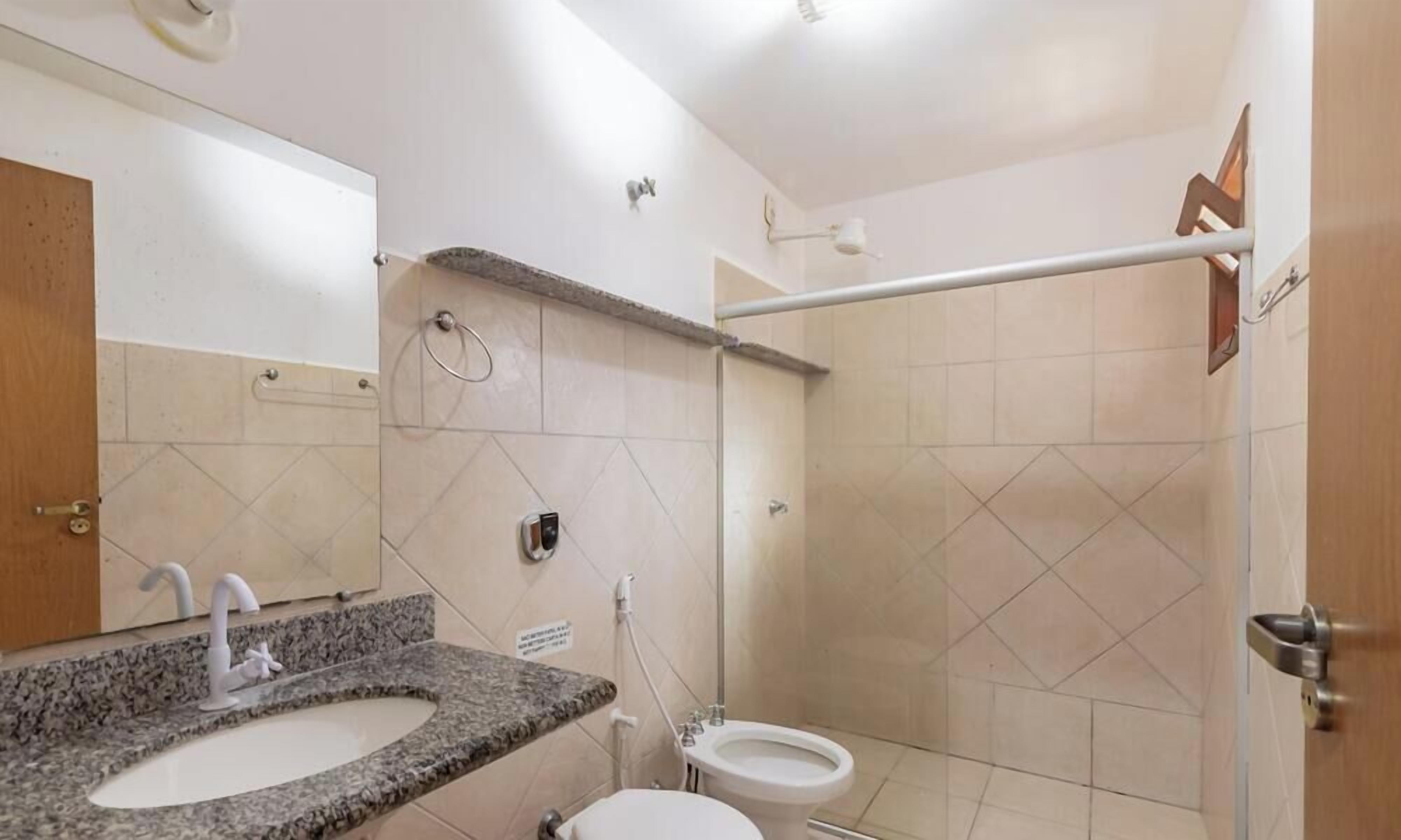 Basic Apartment | Bathroom