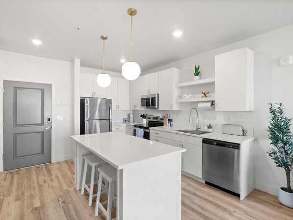 Réfrigérateur, micro-ondes, four, plaque de cuisson