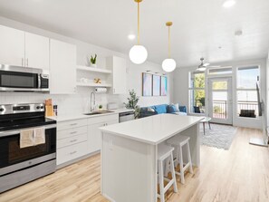 Refrigerador, microondas, horno y parrilla de estufa 