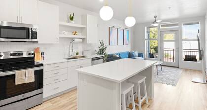 Pool, Gym, BBQ + Free Parkin. 1 MIN Walk To TRAX