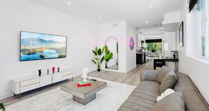 Bright & Chic3BR Townhome with Hollywood sign View