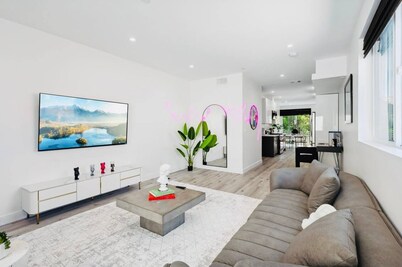 Bright & Chic3BR Townhome with Hollywood sign View