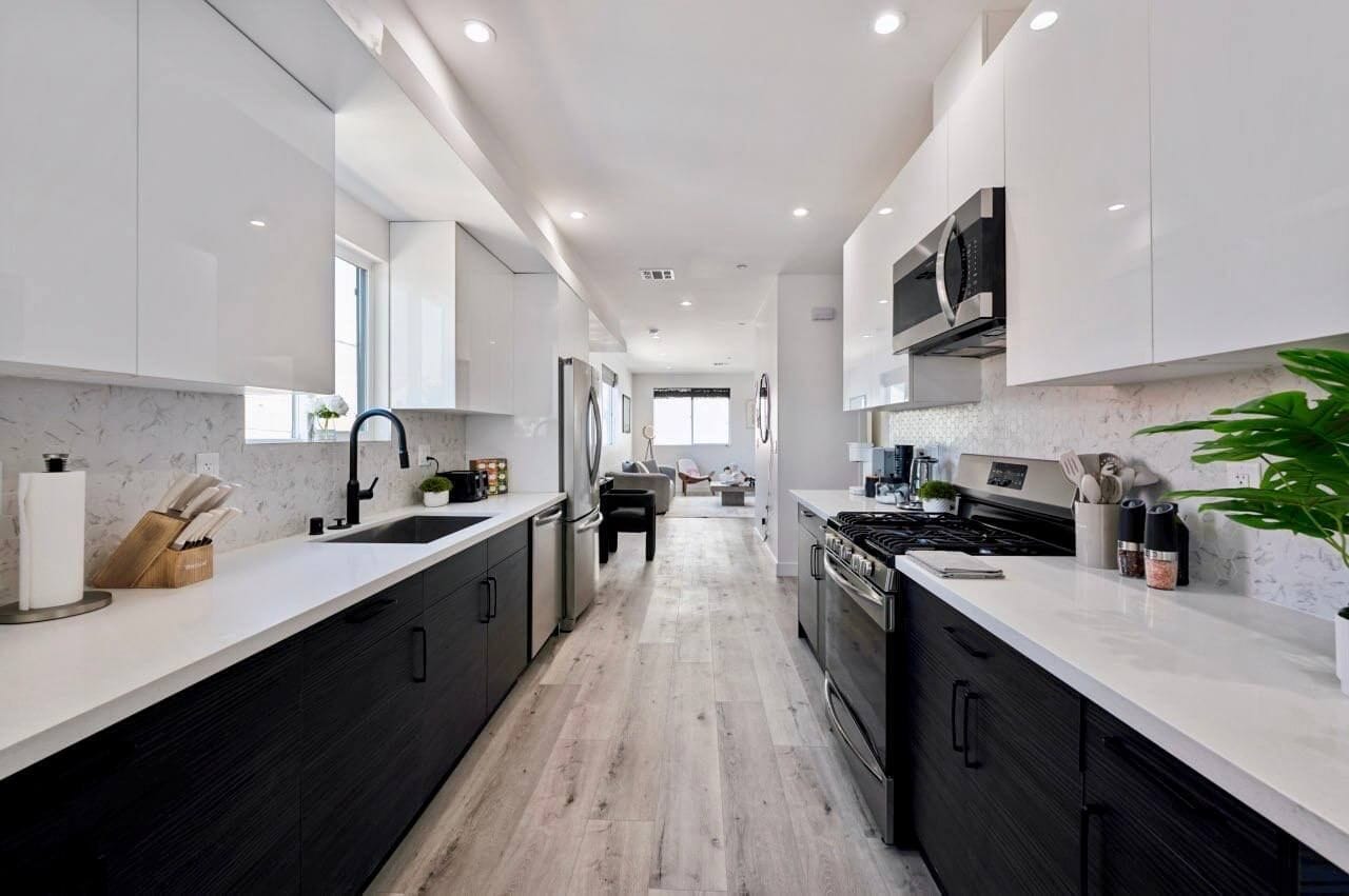 冷蔵庫、電子レンジ、オーブン、コンロ