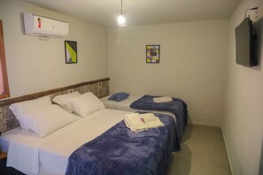 Triple Room | Desk, free WiFi