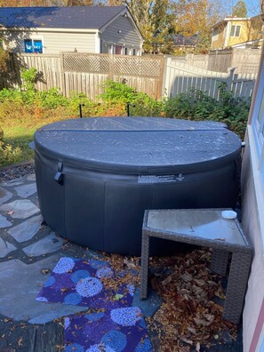Outdoor spa tub - Miller House Carriage House Studio (mahone bay)