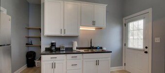 Updated Ground Level West Facing 1-bed w/ Wi-Fi