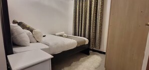 3 bedrooms, iron/ironing board, WiFi, bed sheets