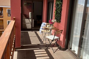 Outdoor dining - Palmar Breeze: stylish apt with pool view (Arona)