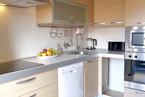 Fridge, microwave, oven, dishwasher - Palmar Breeze: stylish apt with pool view (Arona)