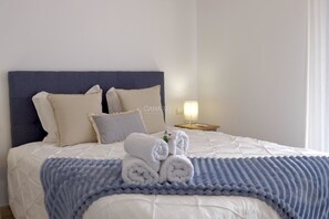 2 bedrooms, iron/ironing board, Internet, bed sheets