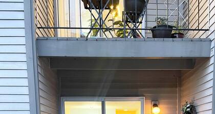 Charming Cozy Microsoft Bellevue Condo - 1 Bedroom