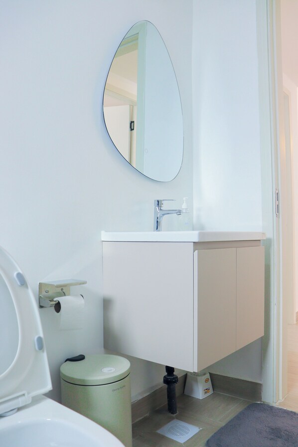 Een douche, een haardroger, een bidet, handdoeken