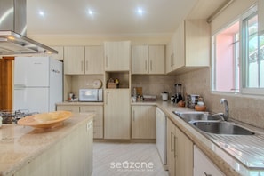 Villa | Private kitchen | Cookware/dishes/utensils - House w/ Pool 350 m From Taperapuan Beach Rud0047 (Porto Seguro)