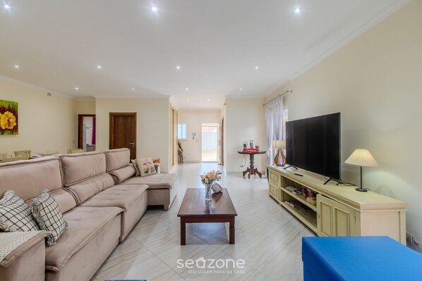 Villa | Living area | TV - House w/ Pool 350 m From Taperapuan Beach Rud0047 (Porto Seguro)