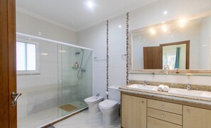 Villa | Bathroom - House w/ Pool 350 m From Taperapuan Beach Rud0047 (Porto Seguro)