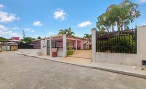 Property grounds - House w/ Pool 350 m From Taperapuan Beach Rud0047 (Porto Seguro)