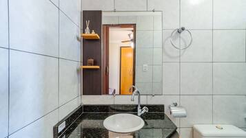 Basic Apartment | Bathroom