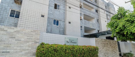 Un edificio residencial con fachada de tejas, varios balcones y un cartel que indica 'Val Paraiso'.