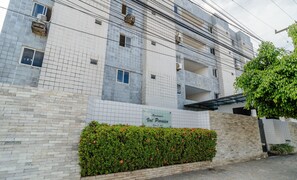 A residential building with a tiled facade, multiple balconies, and a sign indicating 'Val Paraiso'. - Apto 2 quartos próximo a UNIESP \- RVP0502 (João Pessoa)