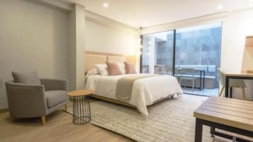 Suite | Caja fuerte, mobiliario individual, wifi gratis y ropa de cama