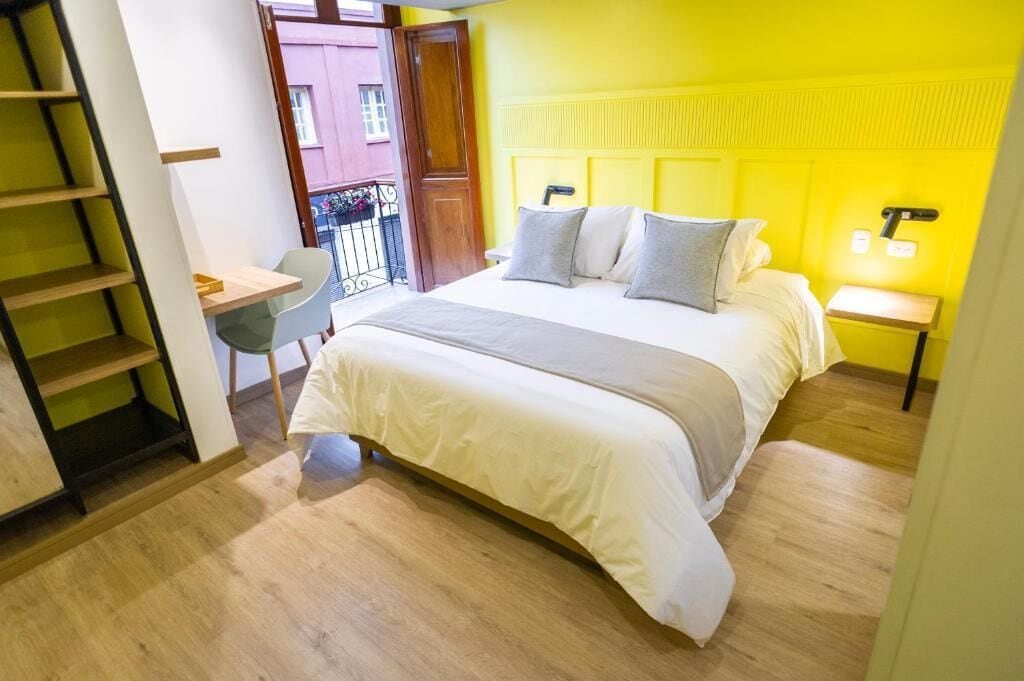 Habitación individual, balcón, vista a la ciudad | Caja de seguridad en la habitación, muebles diferentes y wifi gratis 