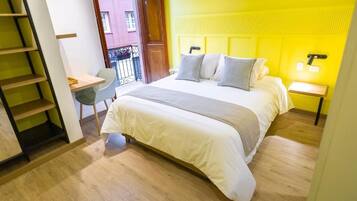 Habitación individual, balcón, vista a la ciudad | Caja de seguridad en la habitación, muebles diferentes y wifi gratis